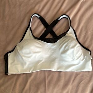 Victoria’s Secret lightly lined sports bra. Like new. 🖤🤍